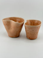 Duo de mugs asymétriques en grès porcelainique rose Morganite, fait main par Terresme — vue 1 sur 10.