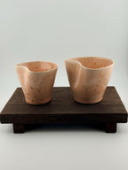 Duo de mugs asymétriques en grès porcelainique rose Morganite, fait main par Terresme — vue 3 sur 10.