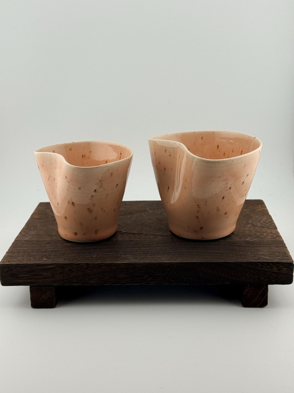 Duo de mugs asymétriques en grès porcelainique rose Morganite, fait main par Terresme — vue 3 sur 10.