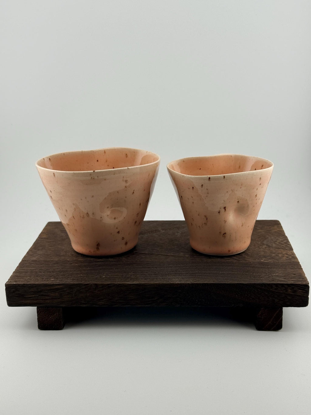 Duo de mugs asymétriques en grès porcelainique rose Morganite, fait main par Terresme — vue 4 sur 10.