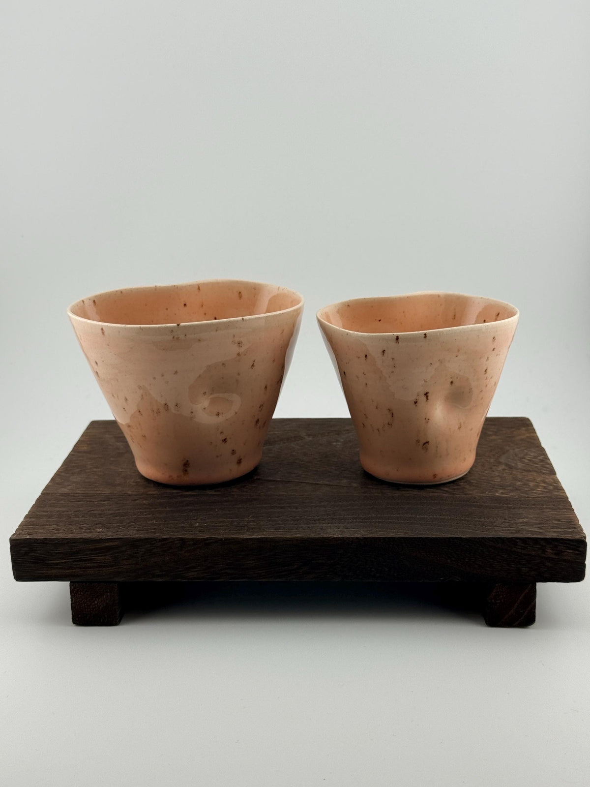 Duo de mugs asymétriques en grès porcelainique rose Morganite, fait main par Terresme — vue 4 sur 10.