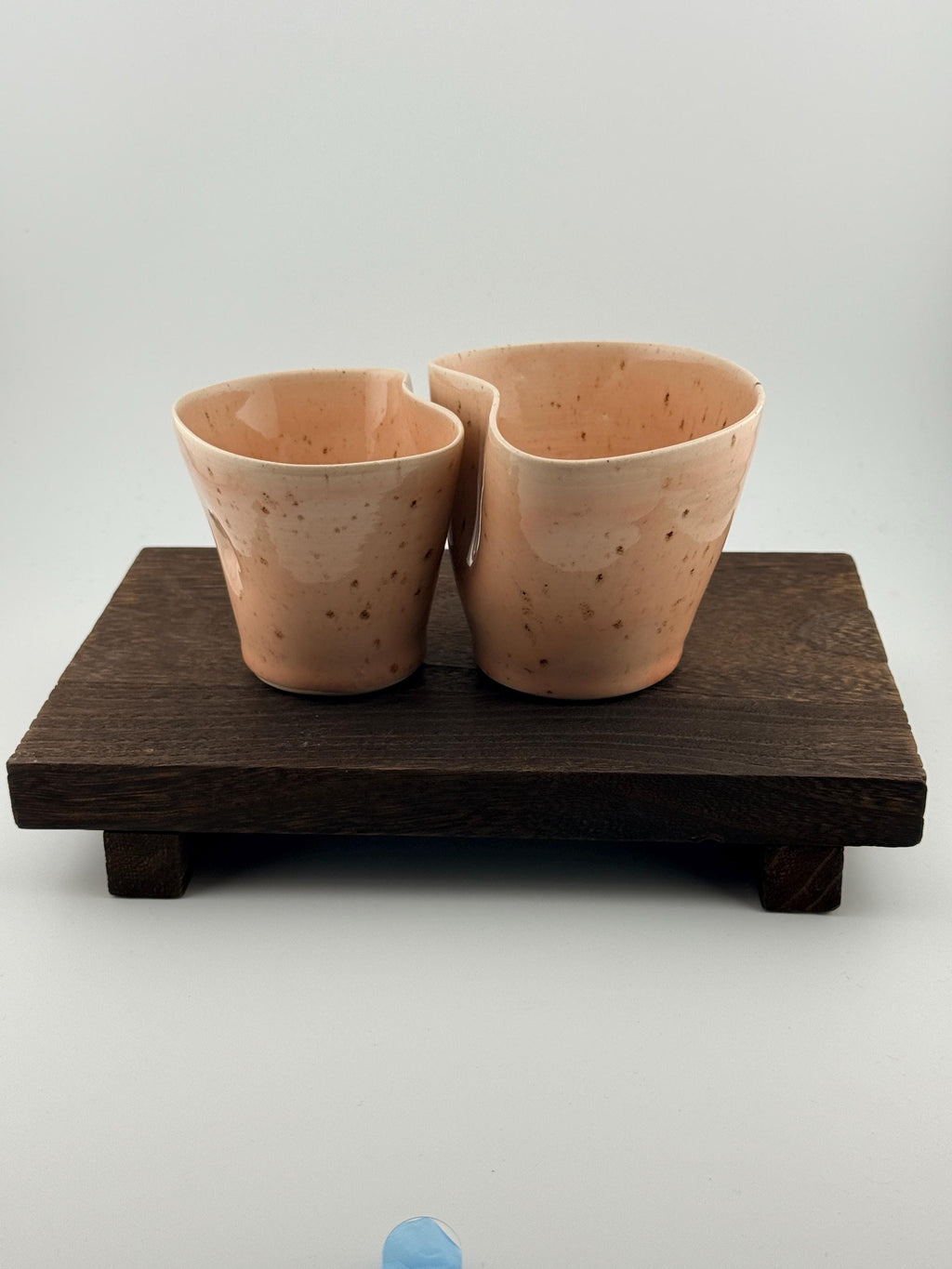 Duo de mugs asymétriques en grès porcelainique rose Morganite, fait main par Terresme — vue 5 sur 10.