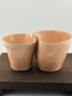 Duo de mugs asymétriques en grès porcelainique rose Morganite, fait main par Terresme — vue 6 sur 10.
