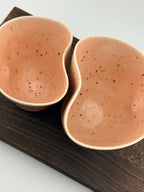 Duo de mugs asymétriques en grès porcelainique rose Morganite, fait main par Terresme — vue 7 sur 10.