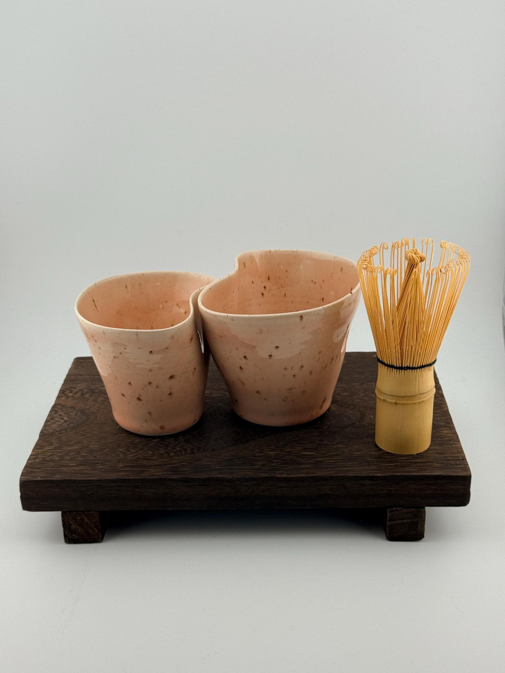 Duo de mugs asymétriques en grès porcelainique rose Morganite, fait main par Terresme — vue 8 sur 10.