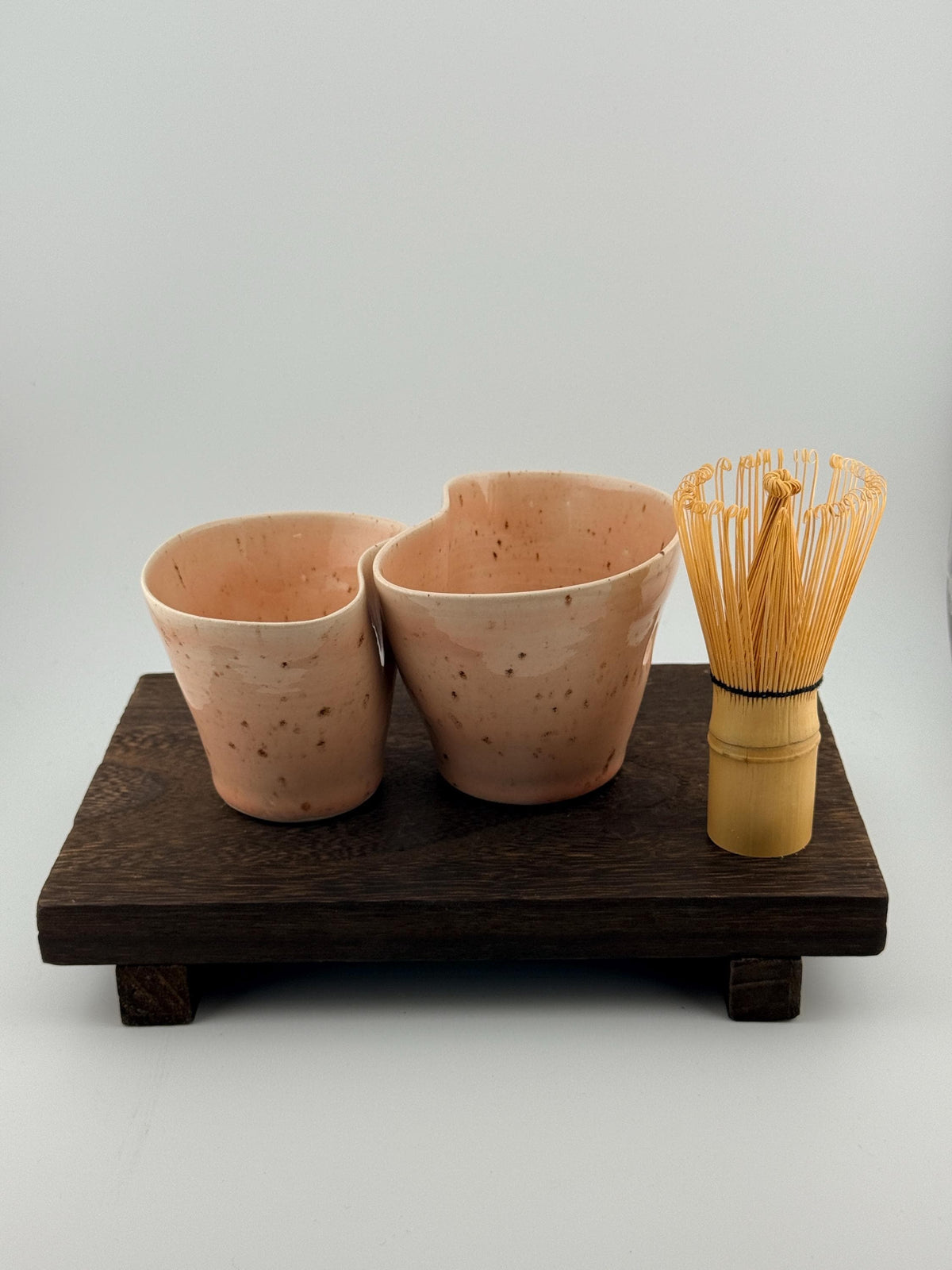 Duo de mugs asymétriques en grès porcelainique rose Morganite, fait main par Terresme — vue 8 sur 10.
