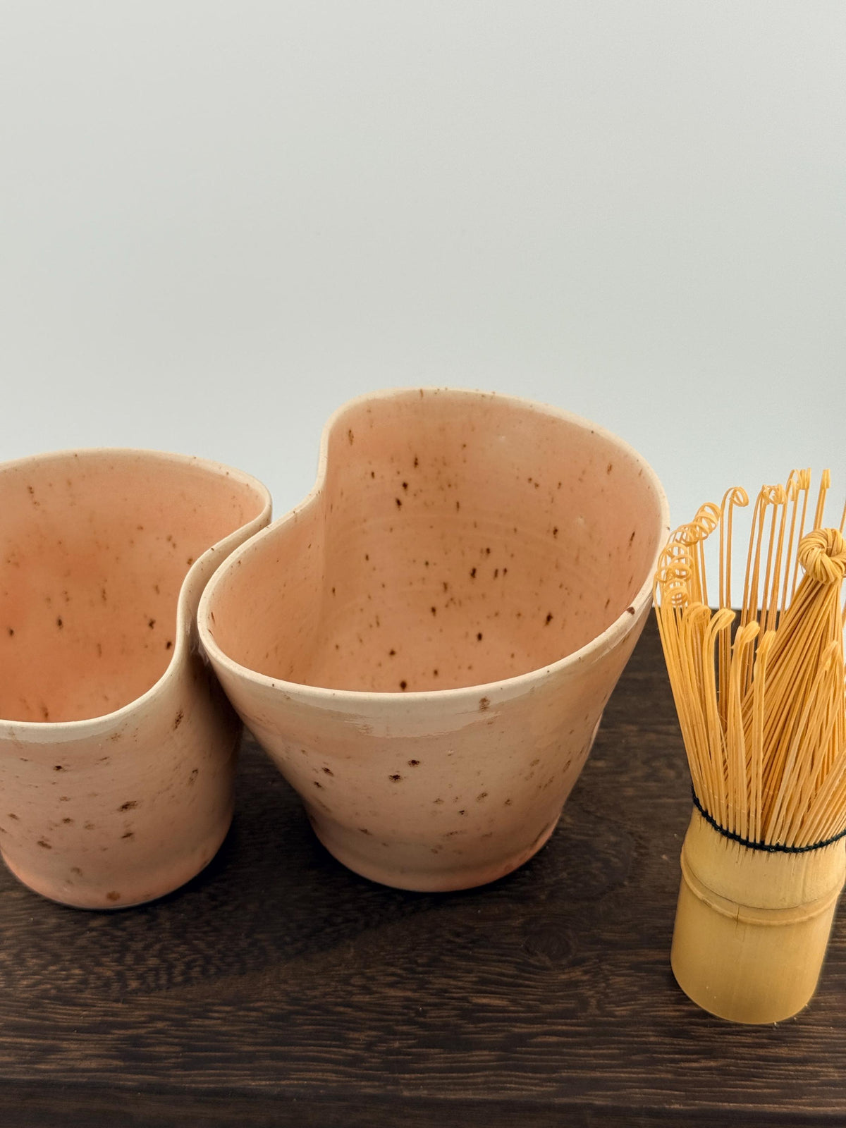 Duo de mugs asymétriques en grès porcelainique rose Morganite, fait main par Terresme — vue 9 sur 10.
