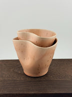 Duo de mugs asymétriques en grès porcelainique rose Morganite, fait main par Terresme — vue 10 sur 10.
