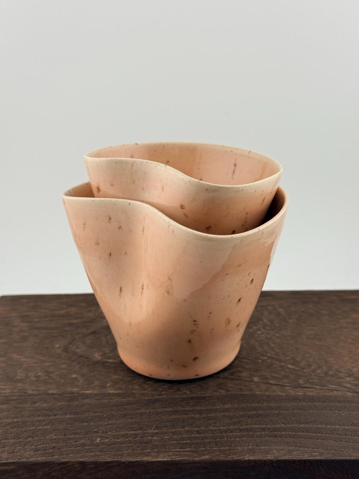 Duo de mugs asymétriques en grès porcelainique rose Morganite, fait main par Terresme — vue 10 sur 10.