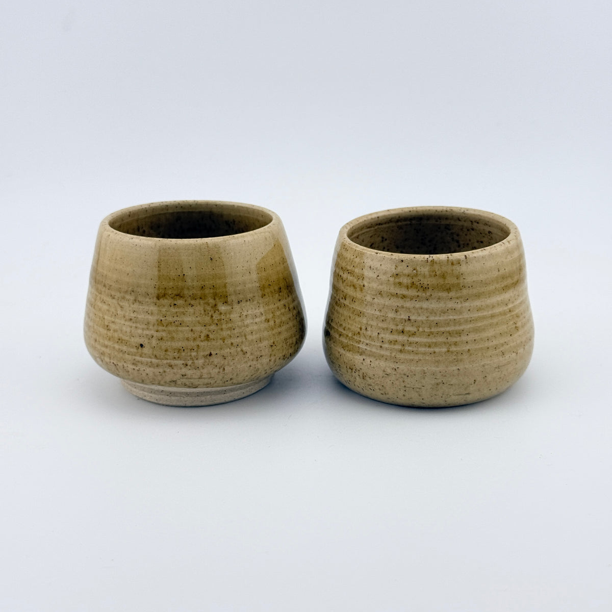 Duo de tasses espresso artisanales en grès et sable de Sardaigne, émail miel brillant – Terres.me