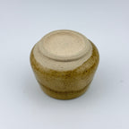 Détail du pied d'une tasse espresso artisanale en grès et sable de Sardaigne, émail miel brillant – Terres.me