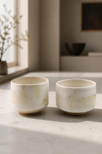 Duo de tasses en grès porcelainique blanc YUKI NO HANA, façonnées à la main par Terresme — vue 2 sur 8.