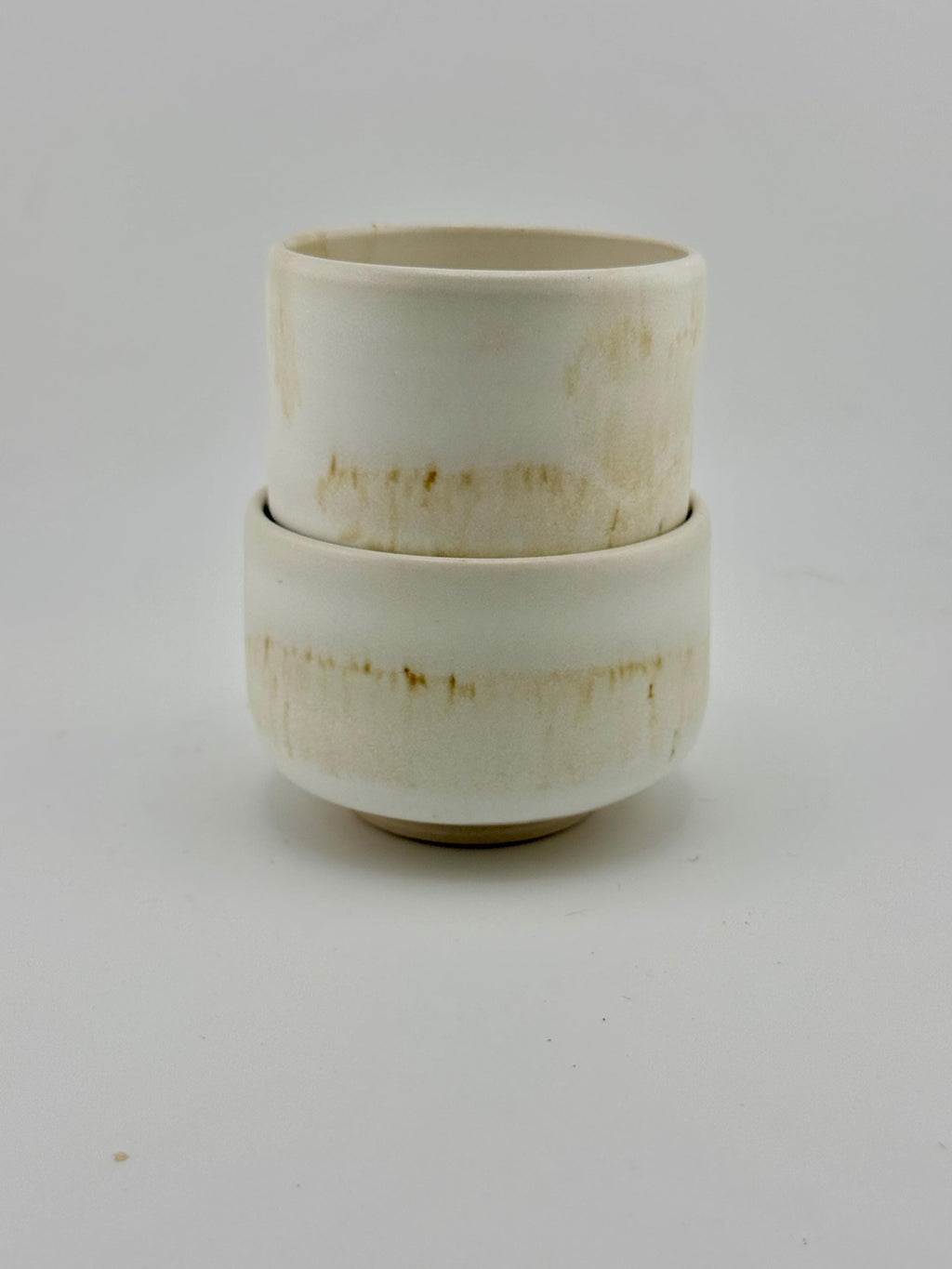 Duo de tasses en grès porcelainique blanc YUKI NO HANA, façonnées à la main par Terresme — vue 3 sur 8.