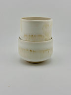 Duo de tasses en grès porcelainique blanc YUKI NO HANA, façonnées à la main par Terresme — vue 3 sur 8.