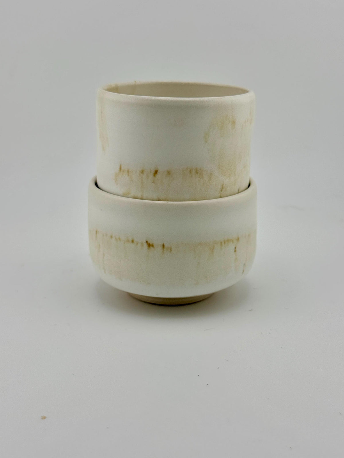 Duo de tasses en grès porcelainique blanc YUKI NO HANA, façonnées à la main par Terresme — vue 3 sur 8.