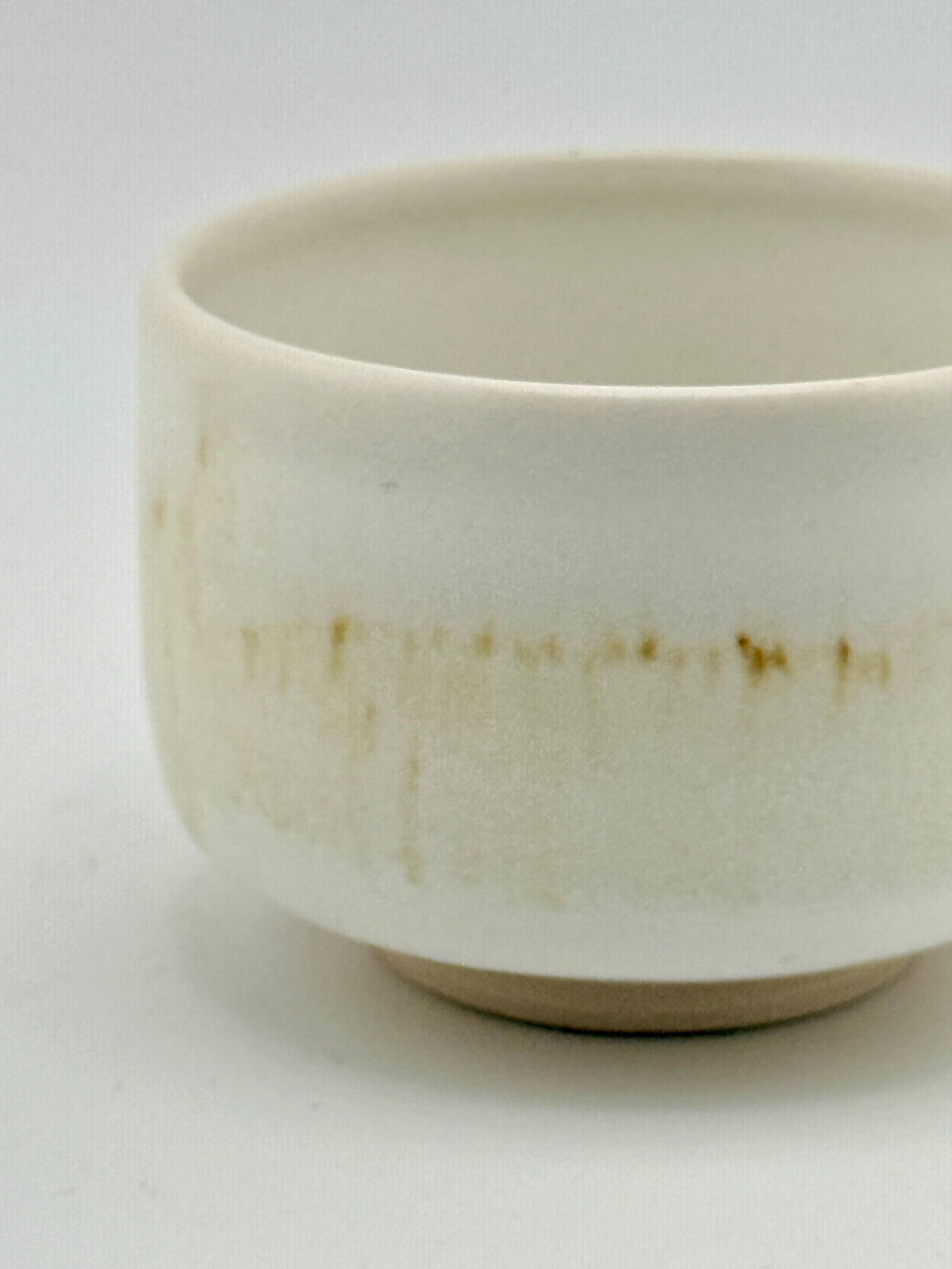 Duo de tasses en grès porcelainique blanc YUKI NO HANA, façonnées à la main par Terresme — vue 4 sur 8.