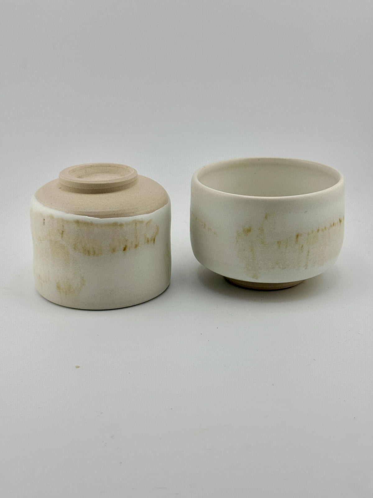 Duo de tasses en grès porcelainique blanc YUKI NO HANA, façonnées à la main par Terresme — vue 5 sur 8.