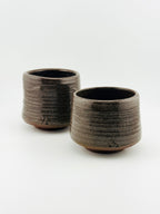 Duo de yunomi en grès rouge sauvage de l’Estérel, tasses japonaises tournées à la main par Terres.me.