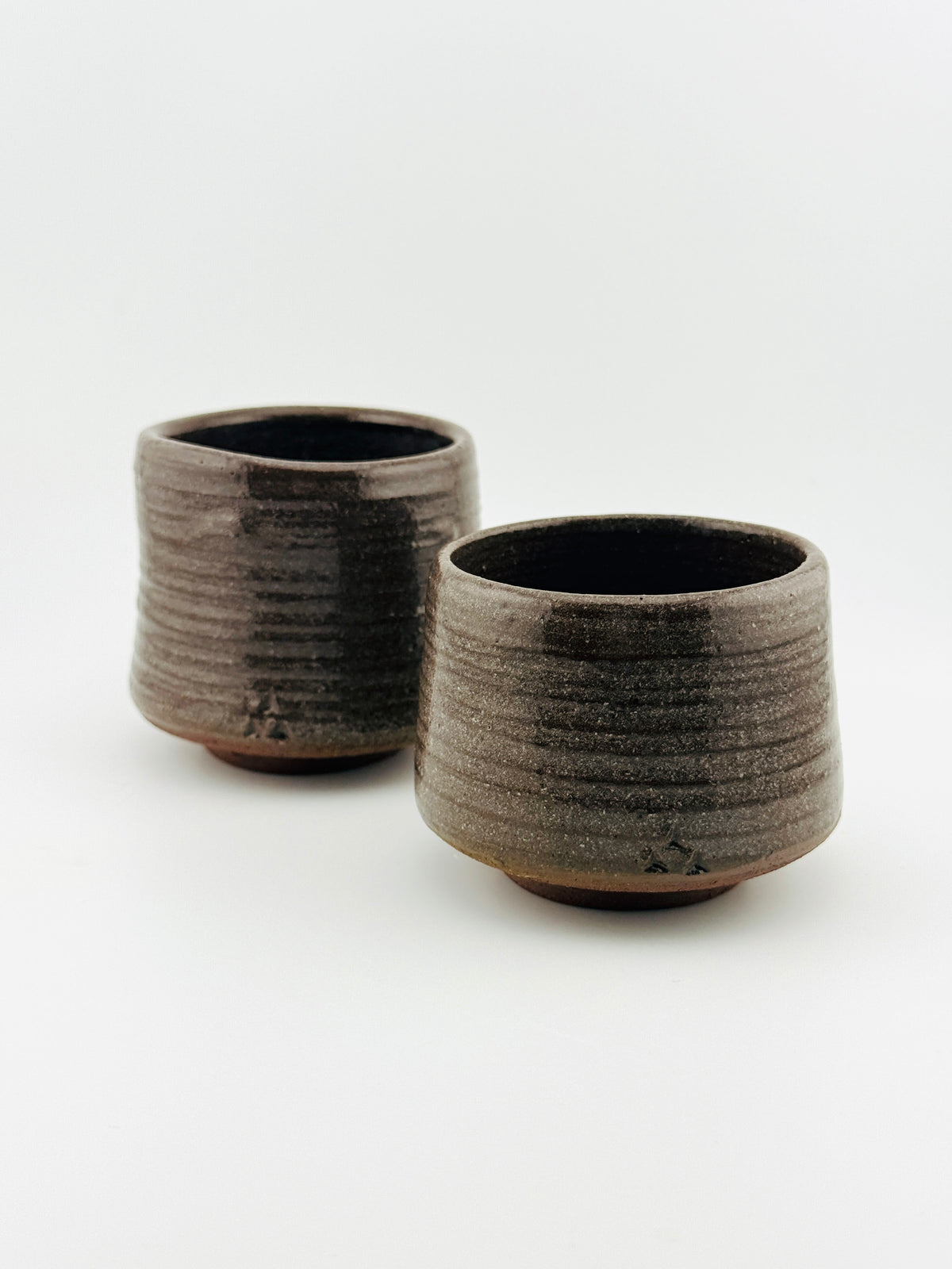 Duo de yunomi en grès rouge sauvage de l’Estérel, tasses japonaises tournées à la main par Terres.me.