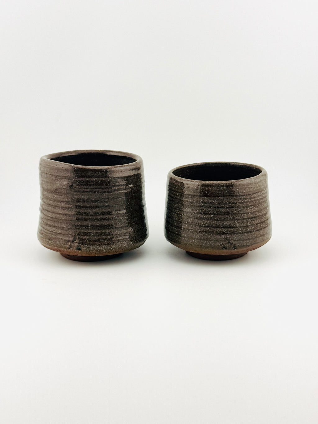 Duo de yunomi en grès rouge sauvage de l’Estérel, tasses japonaises tournées à la main par Terres.me.