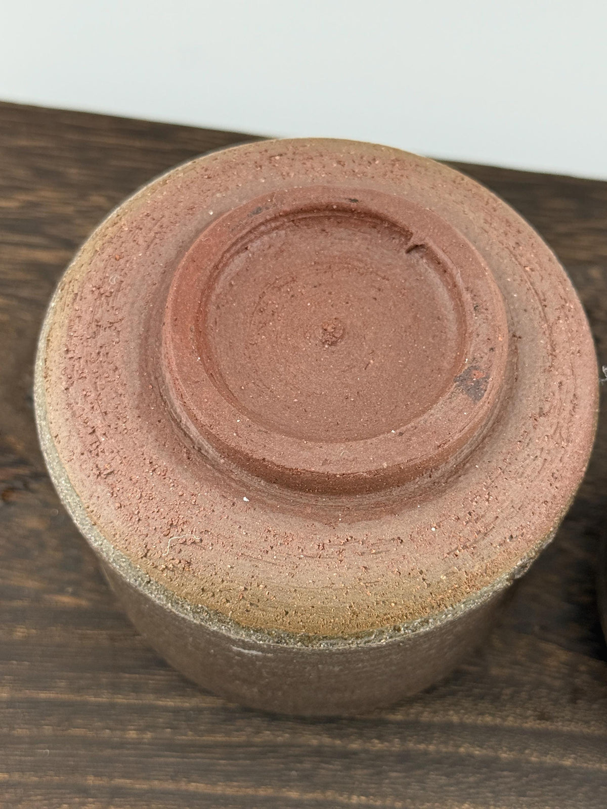 Détail du pied d’un yunomi en grès rouge de récolte de l’Estérel, céramique artisanale Terres.me.