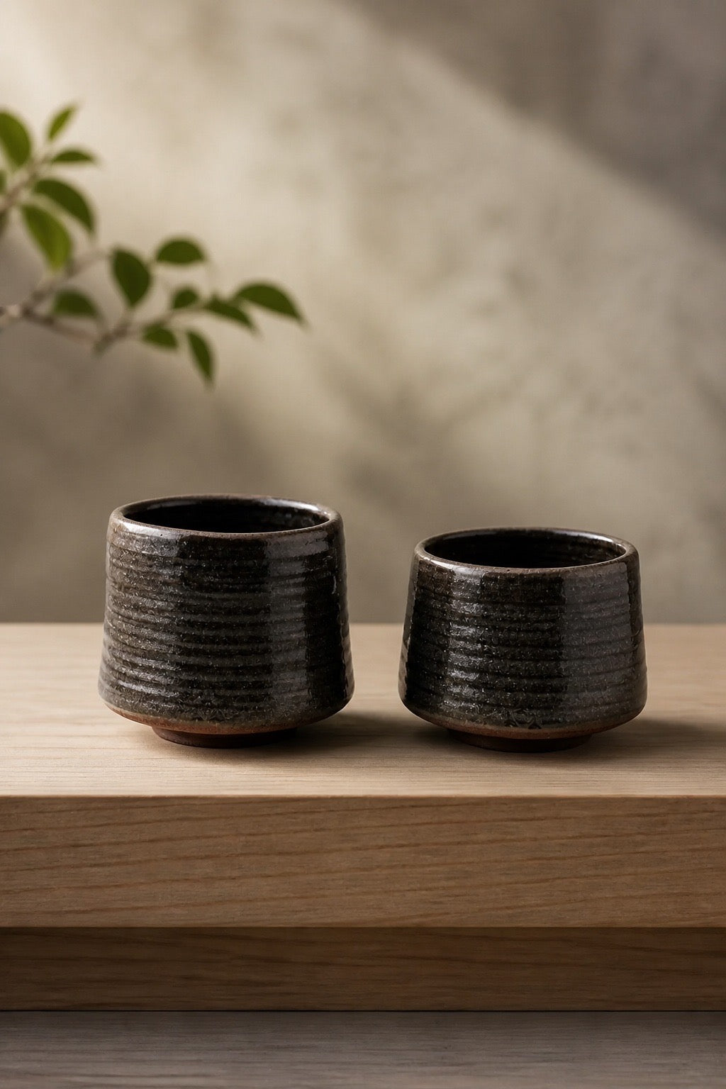 Duo de yunomi en grès rouge de l’Estérel mis en scène sur une table, céramique Wabi-Sabi Terres.me.