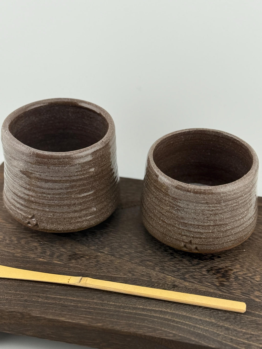 Tasses yunomi artisanales en terre sauvage de l’Estérel, formes uniques tournées à la main, Terres.me.