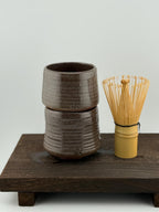 Duo de yunomi Wabi-Sabi en grès rouge de récolte, surface minérale sous émail brillant, Terres.me.