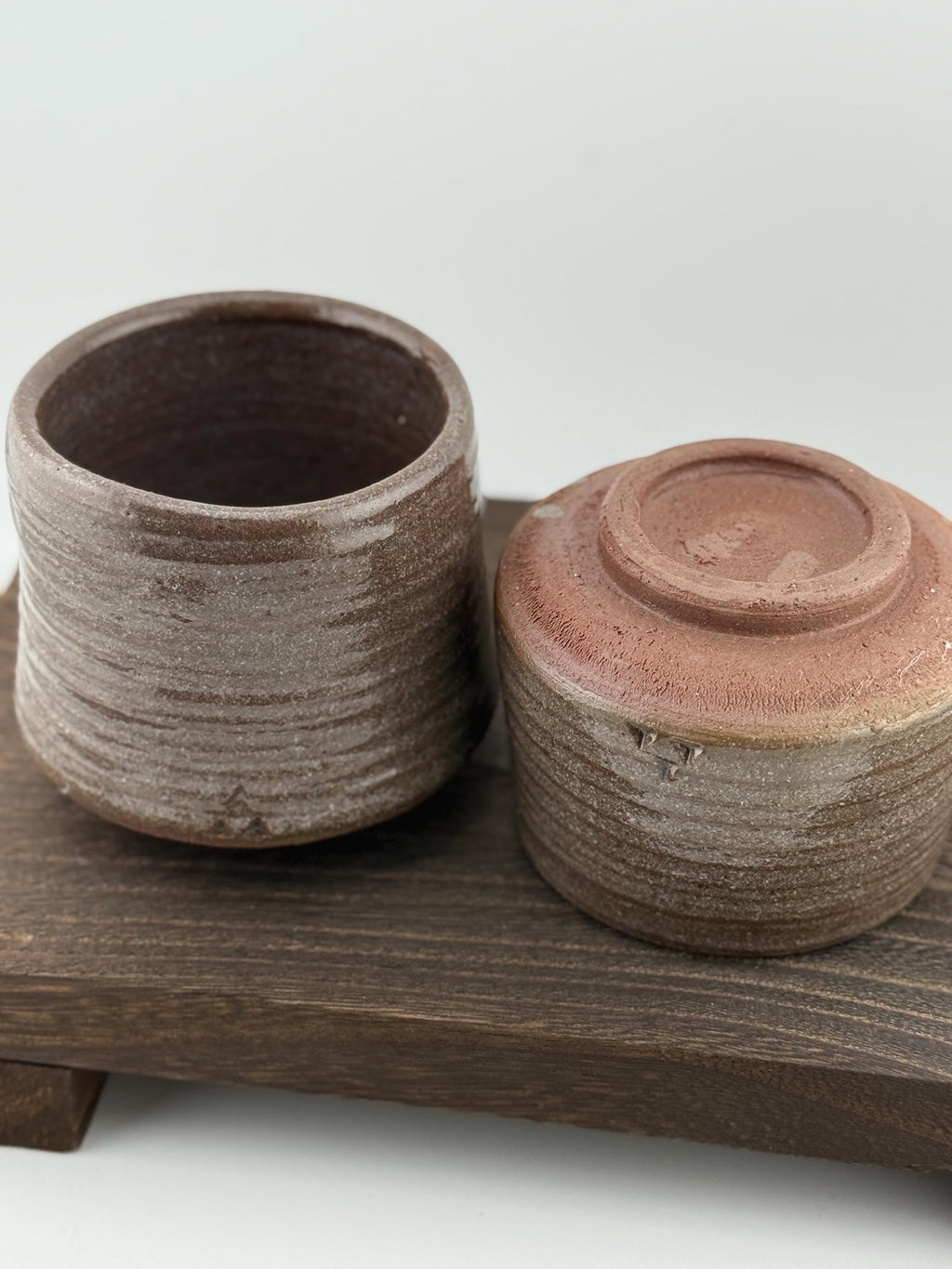 Deux tasses japonaises sans anse en grès rouge sauvage, tournées et émaillées à la main par Terres.me.