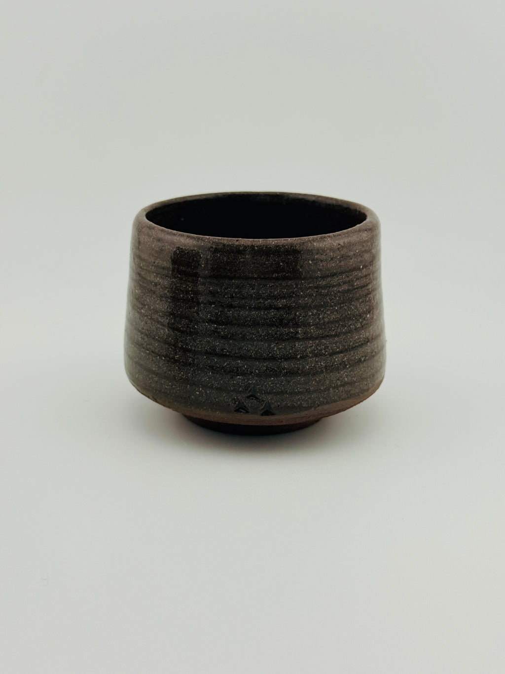 Yunomi en grès rouge de l’Estérel présenté de face, tasse sans anse façonnée par Terres.me.