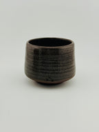 Yunomi en grès rouge de l’Estérel présenté de face, tasse sans anse façonnée par Terres.me.