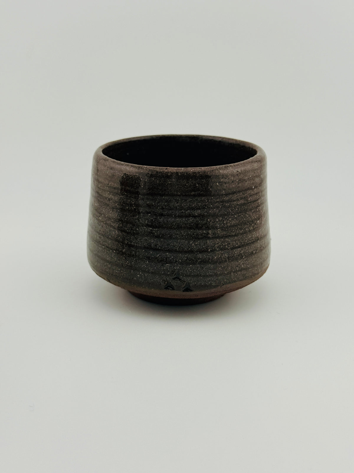 Yunomi en grès rouge de l’Estérel présenté de face, tasse sans anse façonnée par Terres.me.