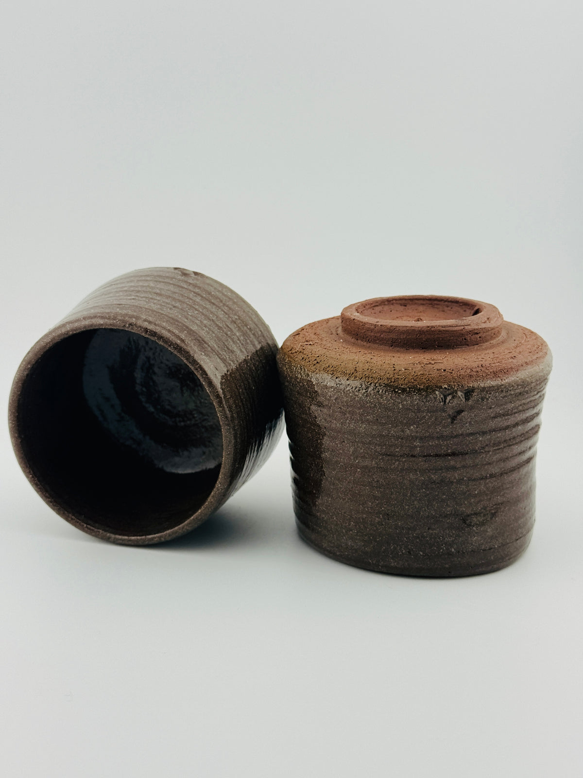 Duo de yunomi de face, grès rouge sauvage de l’Estérel sous couverte transparente, Terres.me.