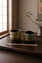 Duo de yunomi artisanaux en grès, porcelaine blanche et émail Tenmoku – Terres.me
