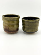 Duo de yunomi artisanaux en grès, porcelaine blanche et émail Tenmoku – Terres.me