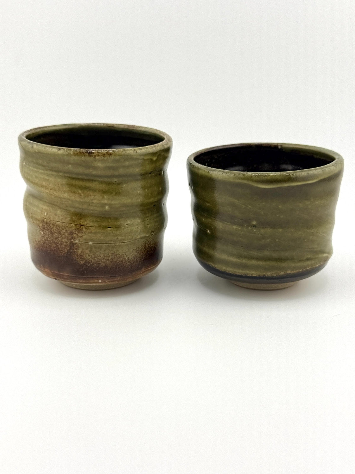 Duo de yunomi artisanaux en grès, porcelaine blanche et émail Tenmoku – Terres.me