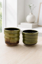 Duo de yunomi artisanaux en grès, porcelaine blanche et émail Tenmoku – Terres.me