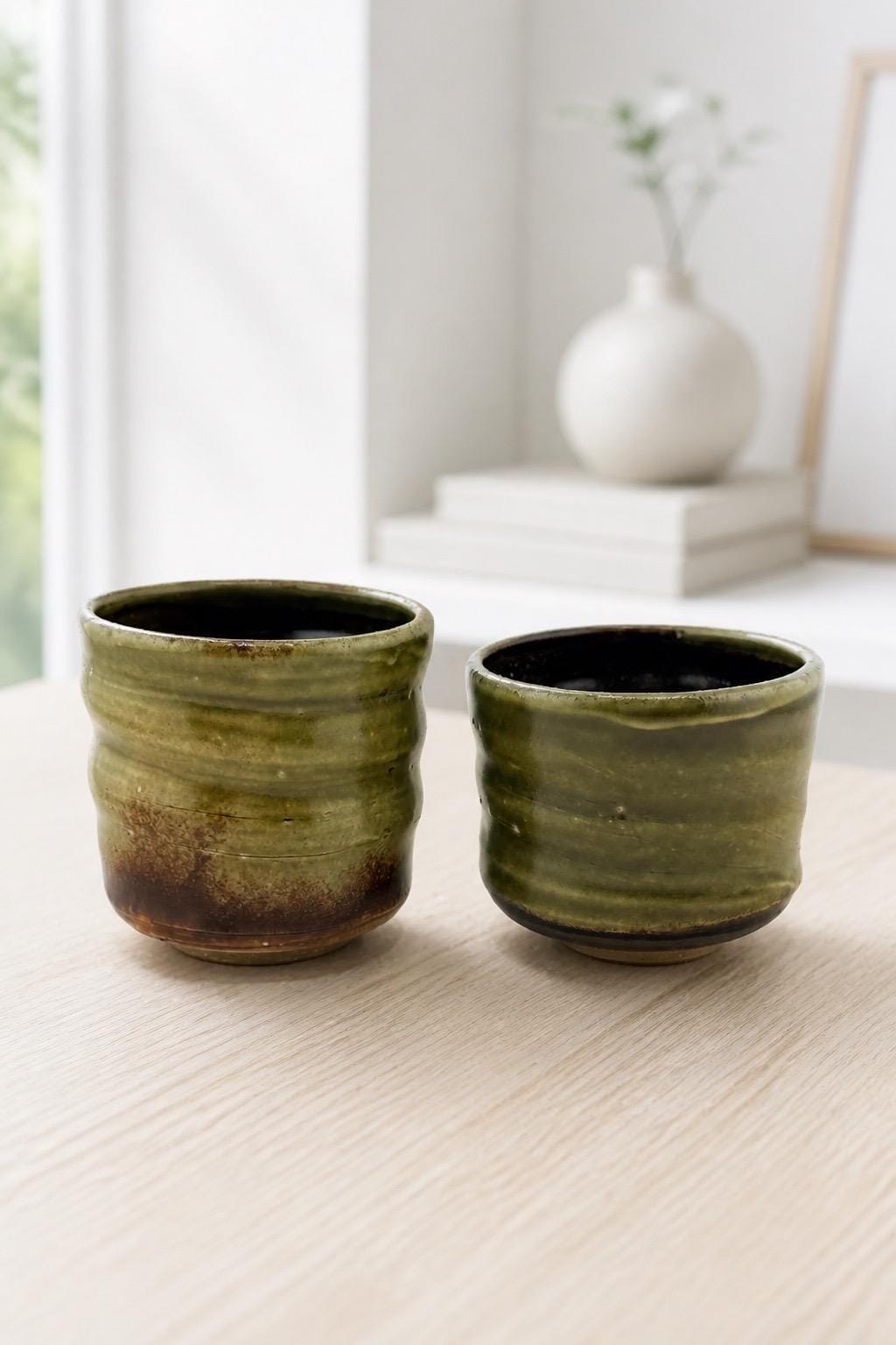 Duo de yunomi artisanaux en grès, porcelaine blanche et émail Tenmoku – Terres.me