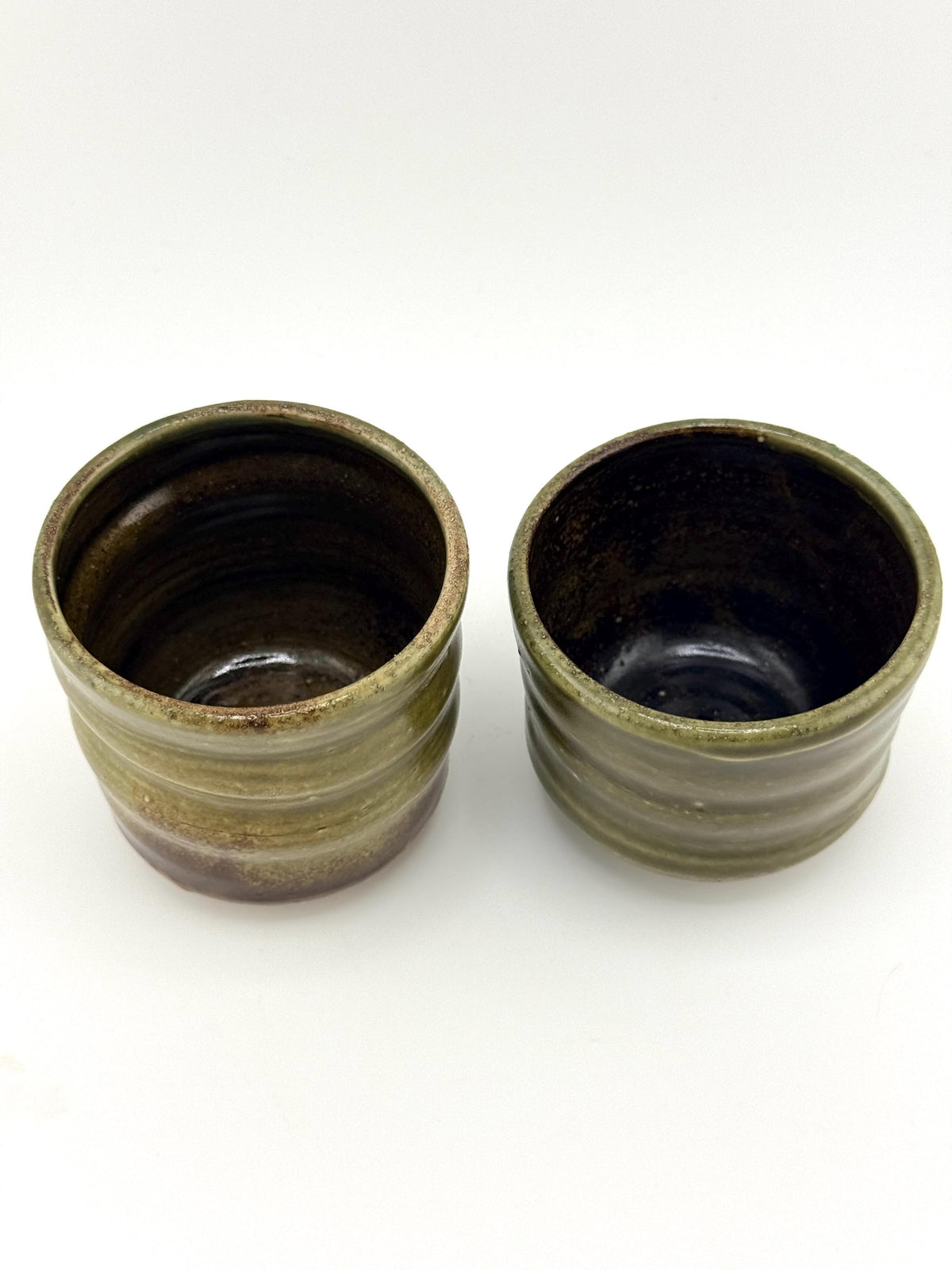 Duo de yunomi artisanaux en grès, porcelaine blanche et émail Tenmoku – Terres.me