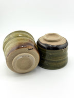 Duo de yunomi artisanaux en grès, porcelaine blanche et émail Tenmoku – Terres.me