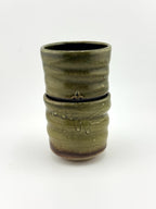 Duo de yunomi artisanaux en grès, porcelaine blanche et émail Tenmoku – Terres.me