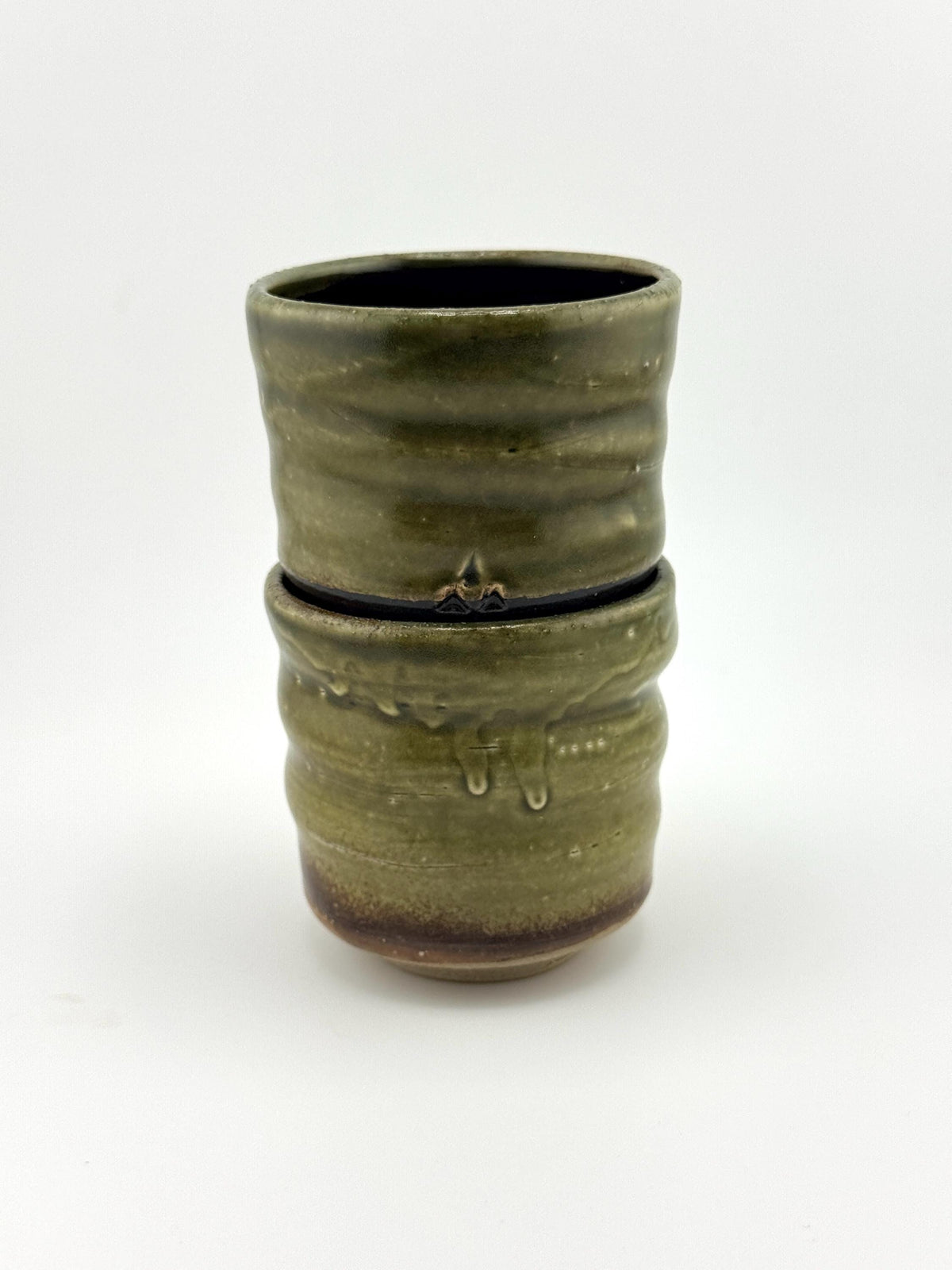Duo de yunomi artisanaux en grès, porcelaine blanche et émail Tenmoku – Terres.me