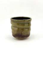 Duo de yunomi artisanaux en grès, porcelaine blanche et émail Tenmoku – Terres.me