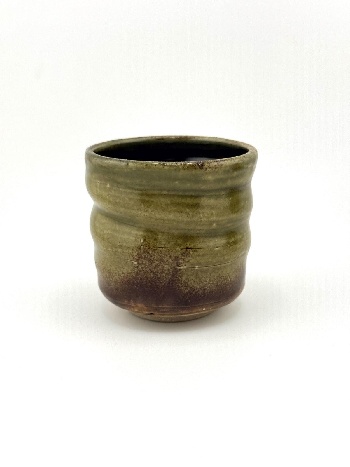 Duo de yunomi artisanaux en grès, porcelaine blanche et émail Tenmoku – Terres.me