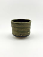 Duo de yunomi artisanaux en grès, porcelaine blanche et émail Tenmoku – Terres.me