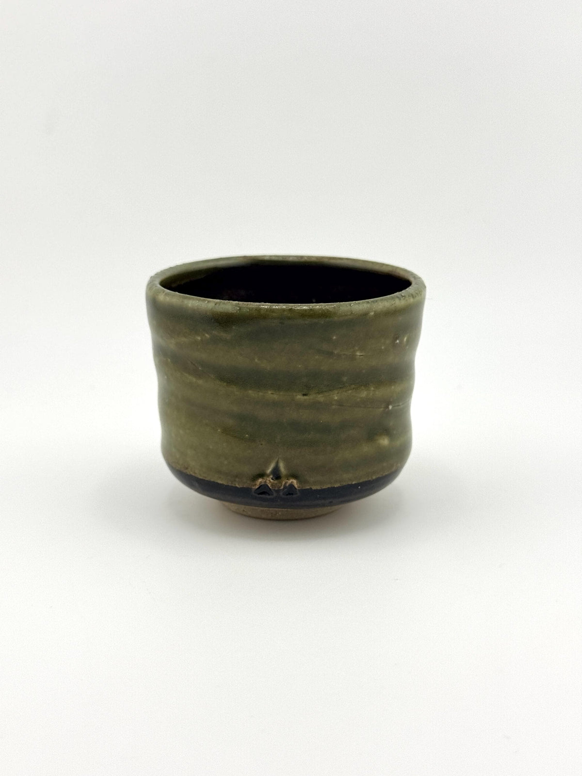 Duo de yunomi artisanaux en grès, porcelaine blanche et émail Tenmoku – Terres.me