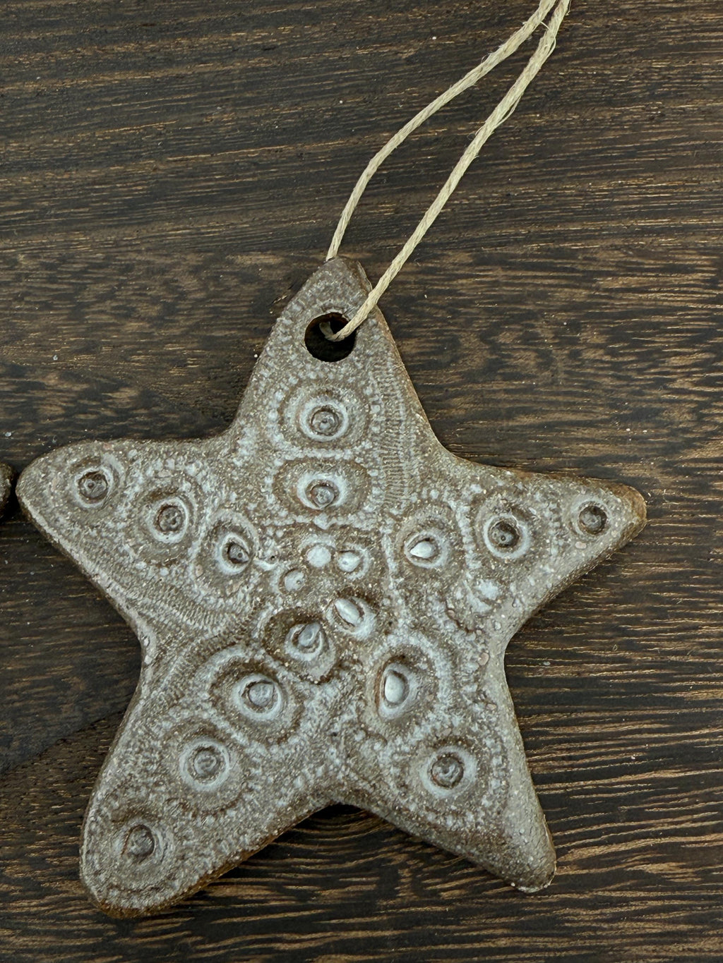 Étoile décorative de l’Estérel aux motifs circulaires minéraux, pièce unique émaillée par Terres.me.