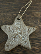 Étoile décorative de l’Estérel aux motifs circulaires minéraux, pièce unique émaillée par Terres.me.