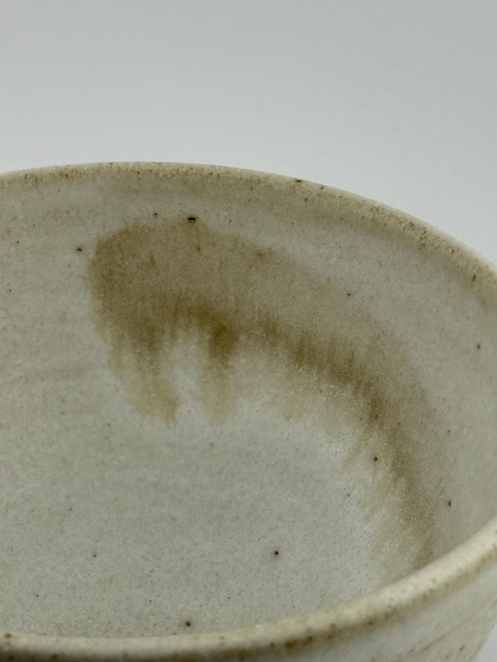 Grand bol Wabi-Sabi en grès rouge, surface blanche nuancée par la cuisson artisanale, Terres.me.