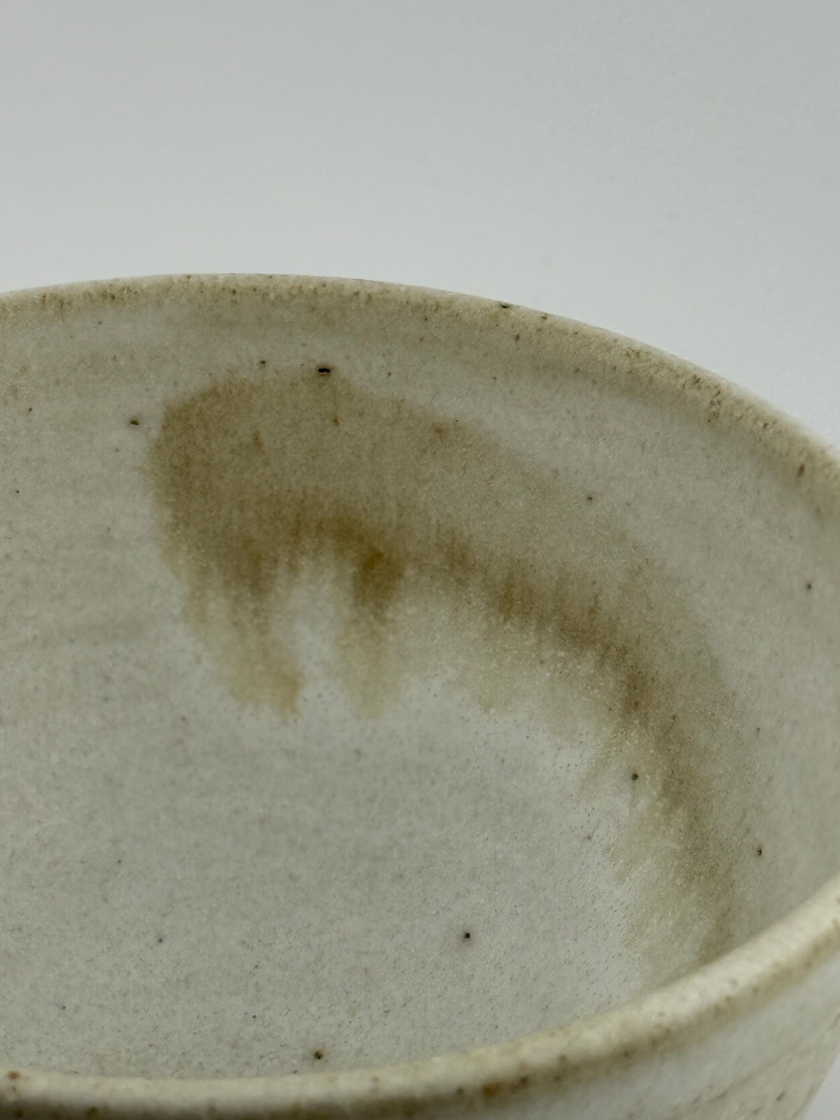 Grand bol Wabi-Sabi en grès rouge, surface blanche nuancée par la cuisson artisanale, Terres.me.